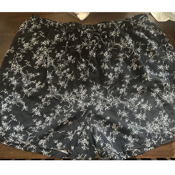 torrid Pants - Torrid Size 2 Black White Floral Viscose Lyocell Pull On Shorts Plus Size Boho